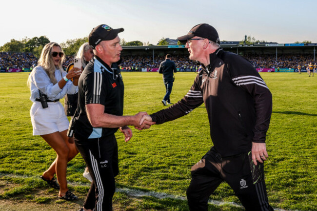 liam-cahill-shakes-hands-with-brian-lohan